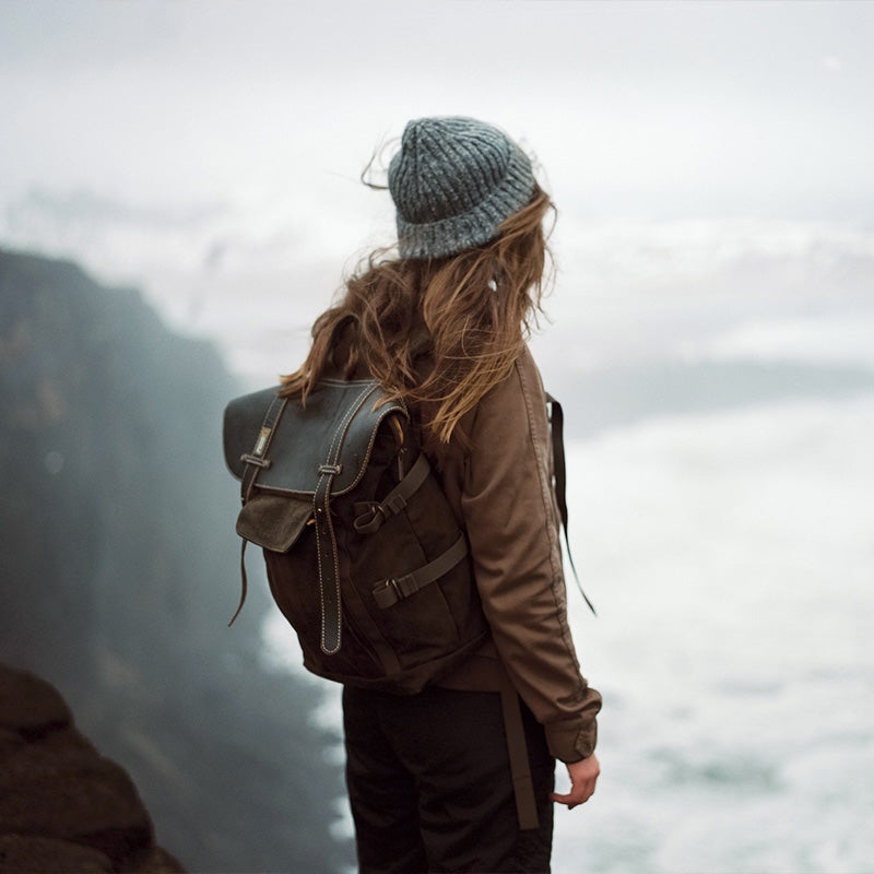 Tom Hollinger | Canvas- und Leder-Rucksack im Vintage-Kamera-Stil