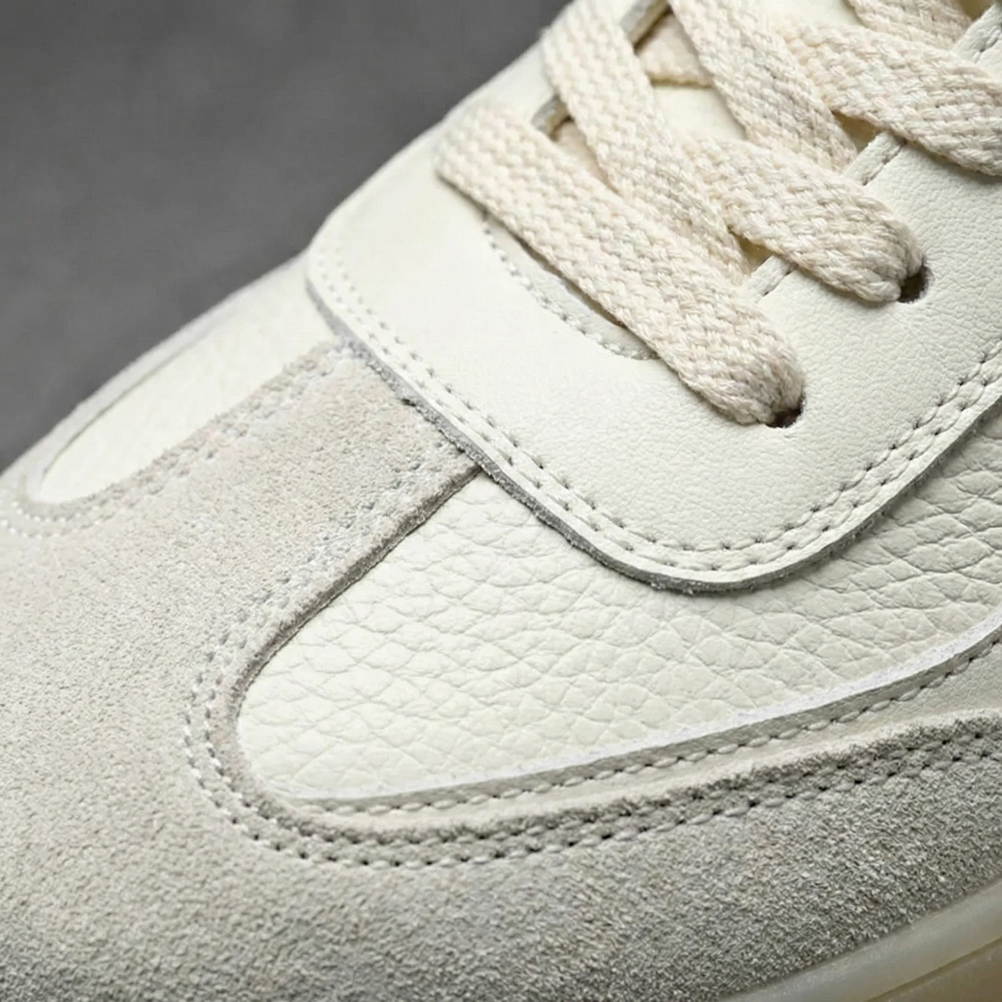 Low Top Herren Sneaker mit Schnürsenkeln in detailreicher Produktansicht