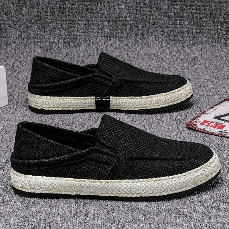 Paar lässige Herren Slip-on Canvas Schuhe auf weissem Hintergrund