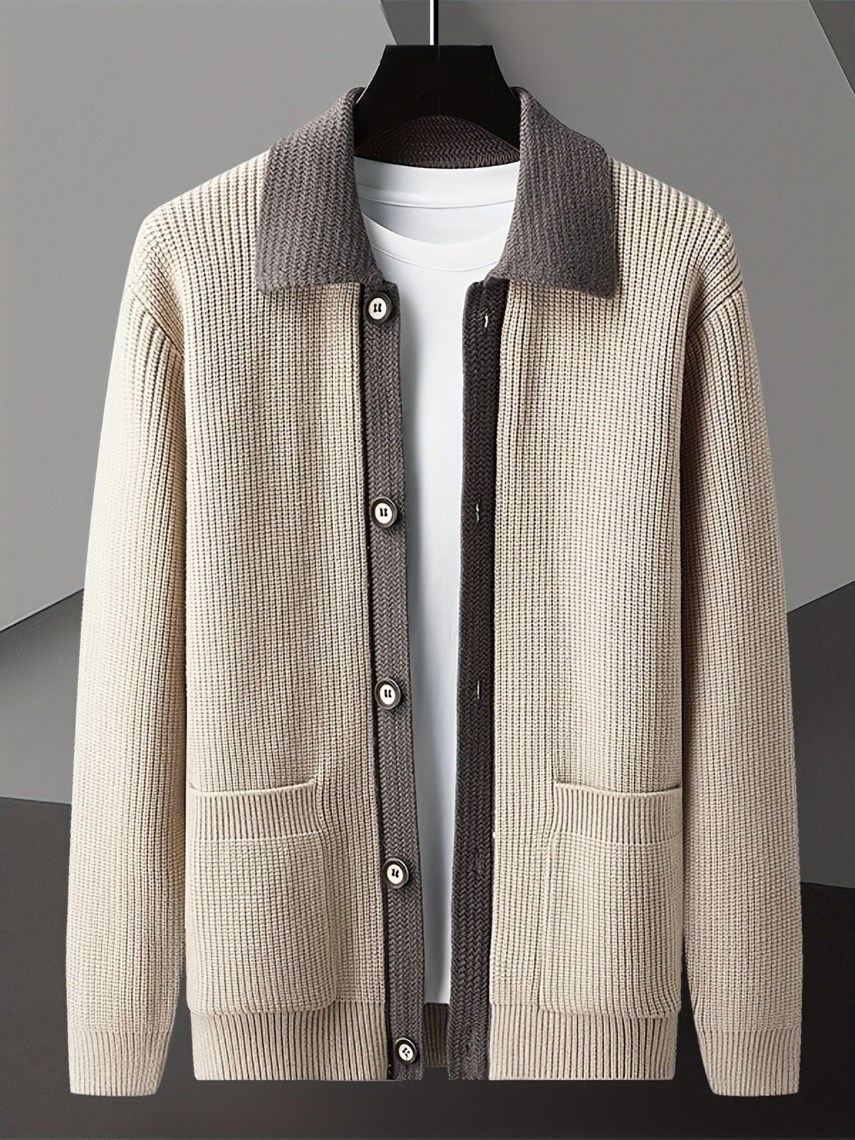 Gerippte Strickjacke Mit Spitzkragen In Kontrastgestaltung