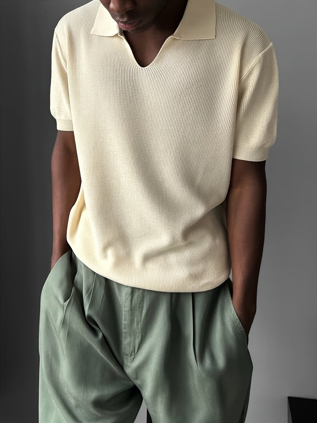 Detailansicht des gerippten Strickstoffs am Poloshirt