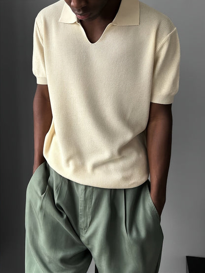 Detailansicht des gerippten Strickstoffs am Poloshirt