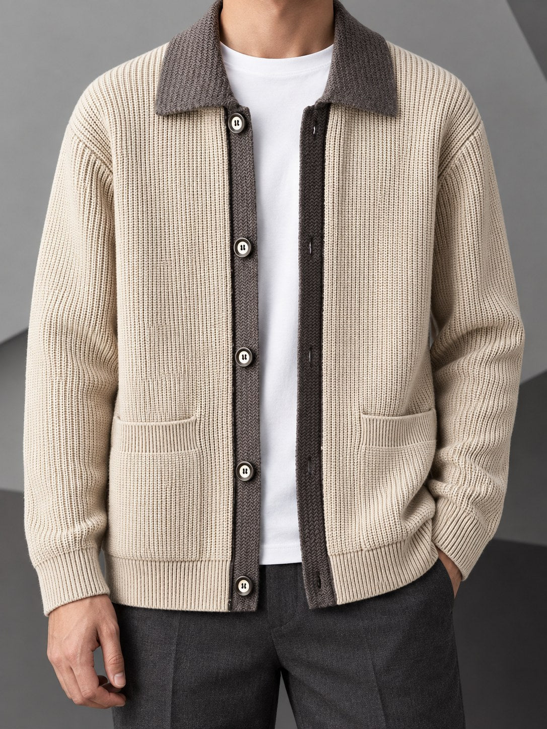 Vorderansicht der gerippten Strickjacke mit markantem Spitzkragen