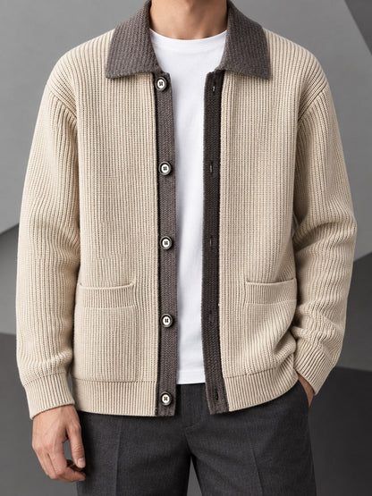 Vorderansicht der gerippten Strickjacke mit markantem Spitzkragen