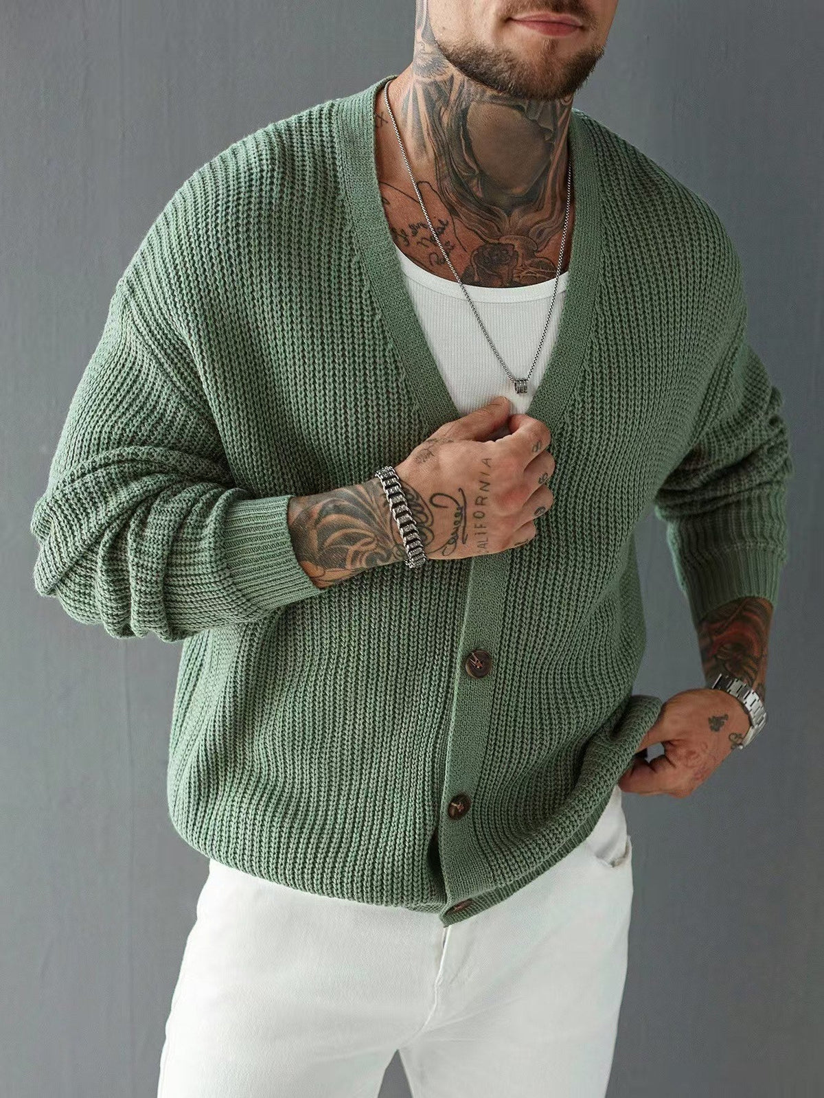 Detailaufnahme des gerippten Strickmusters am Cardigan