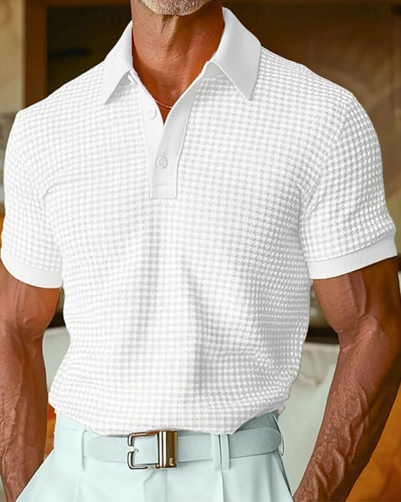 Detailansicht der Knopfleiste und des Kragens am Herren-Poloshirt