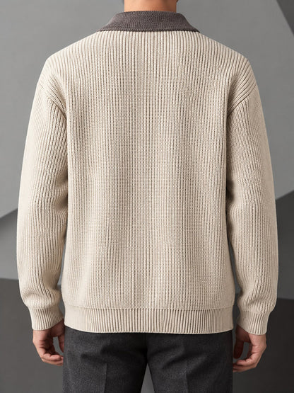 Detailansicht des gerippten Strickmusters an der Strickjacke