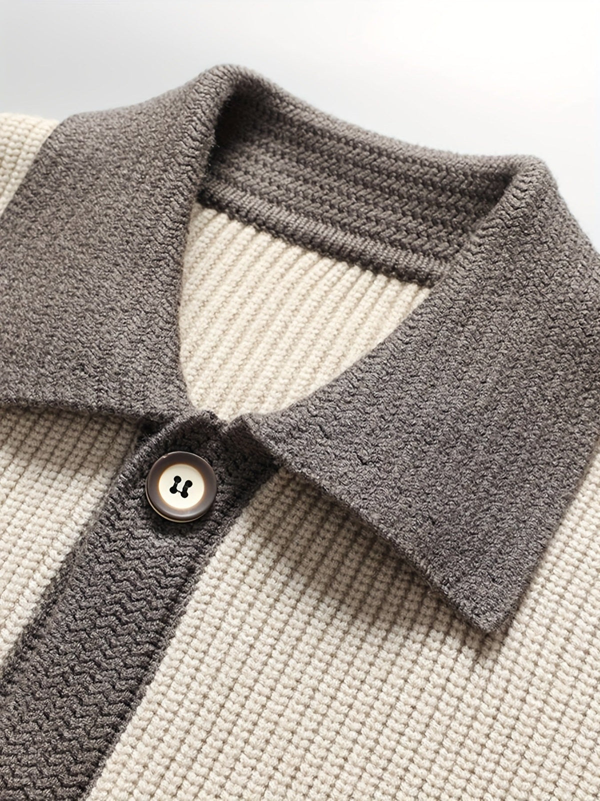 Spitzkragen der gerippten Strickjacke mit kontrastierender Gestaltung