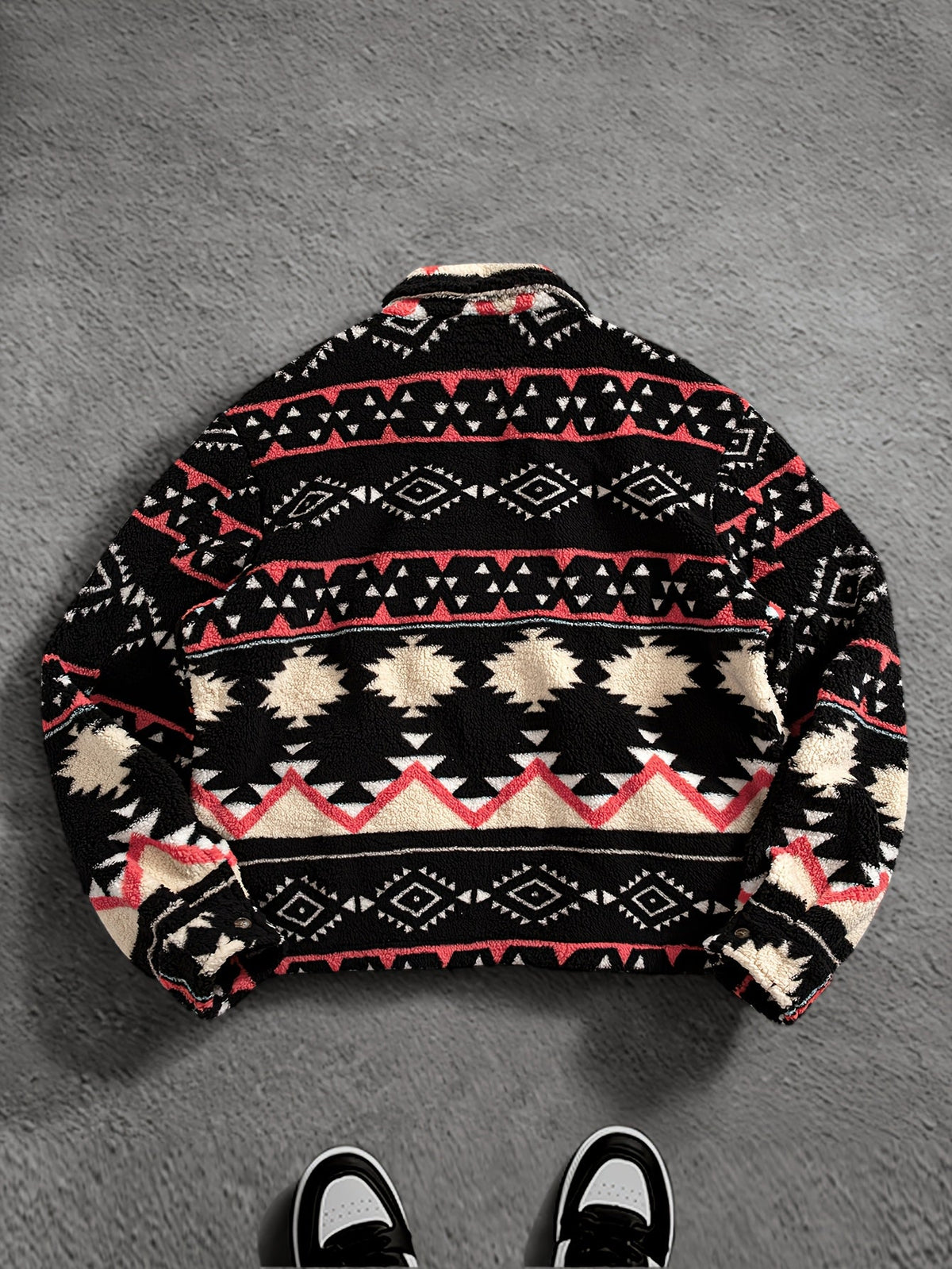Detailansicht des Reverskragens an der Teddyfleece-Jacke