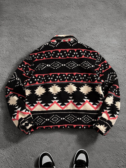 Detailansicht des Reverskragens an der Teddyfleece-Jacke