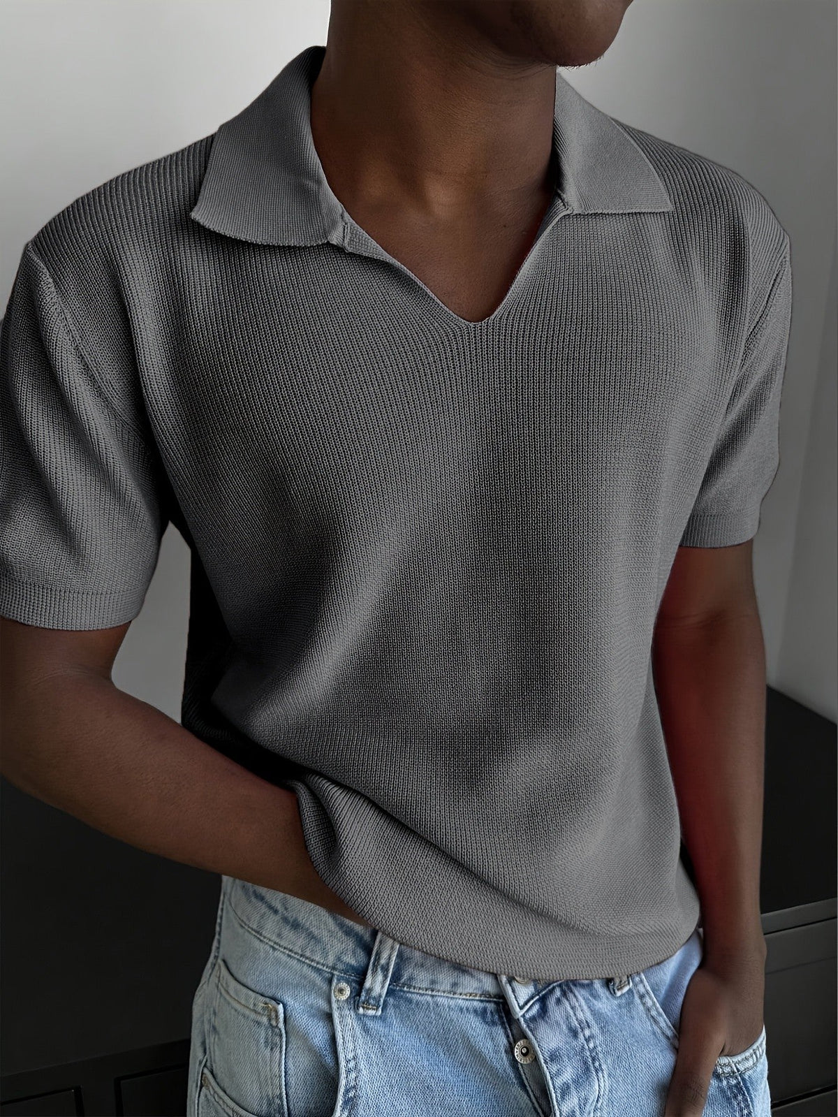 Nahaufnahme des weichen Rippstricks am Damen-Poloshirt