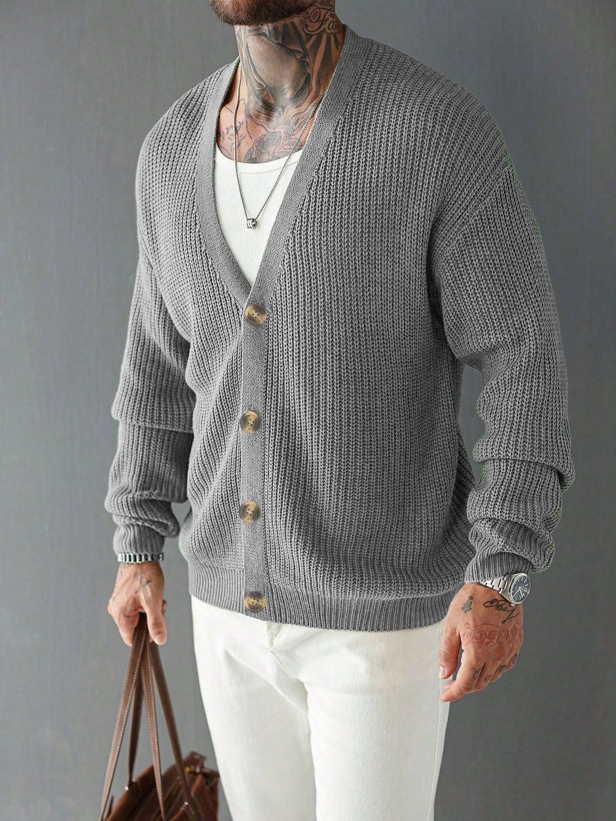 Nahaufnahme des weichen Rippstricks der Damenstrickjacke