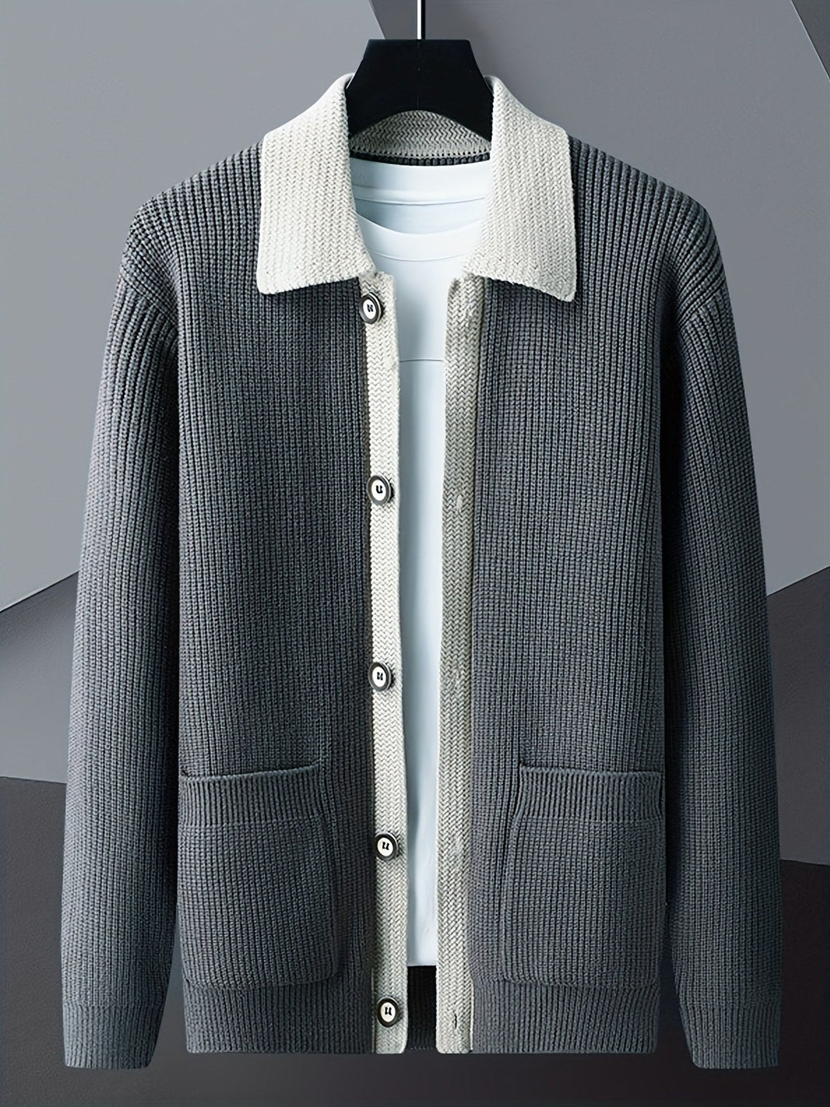 Knopfleiste der gerippten Strickjacke in Nahaufnahme
