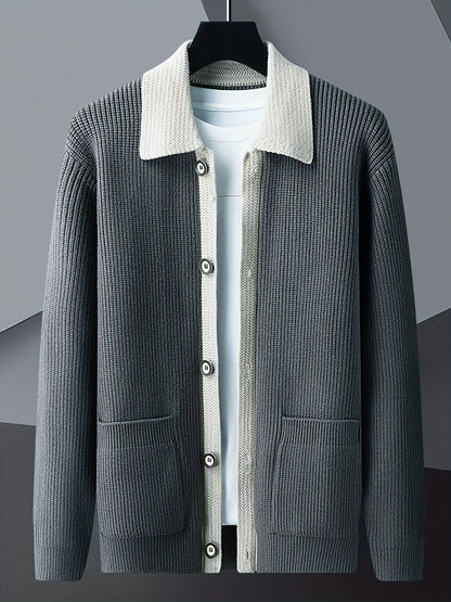 Knopfleiste der gerippten Strickjacke in Nahaufnahme
