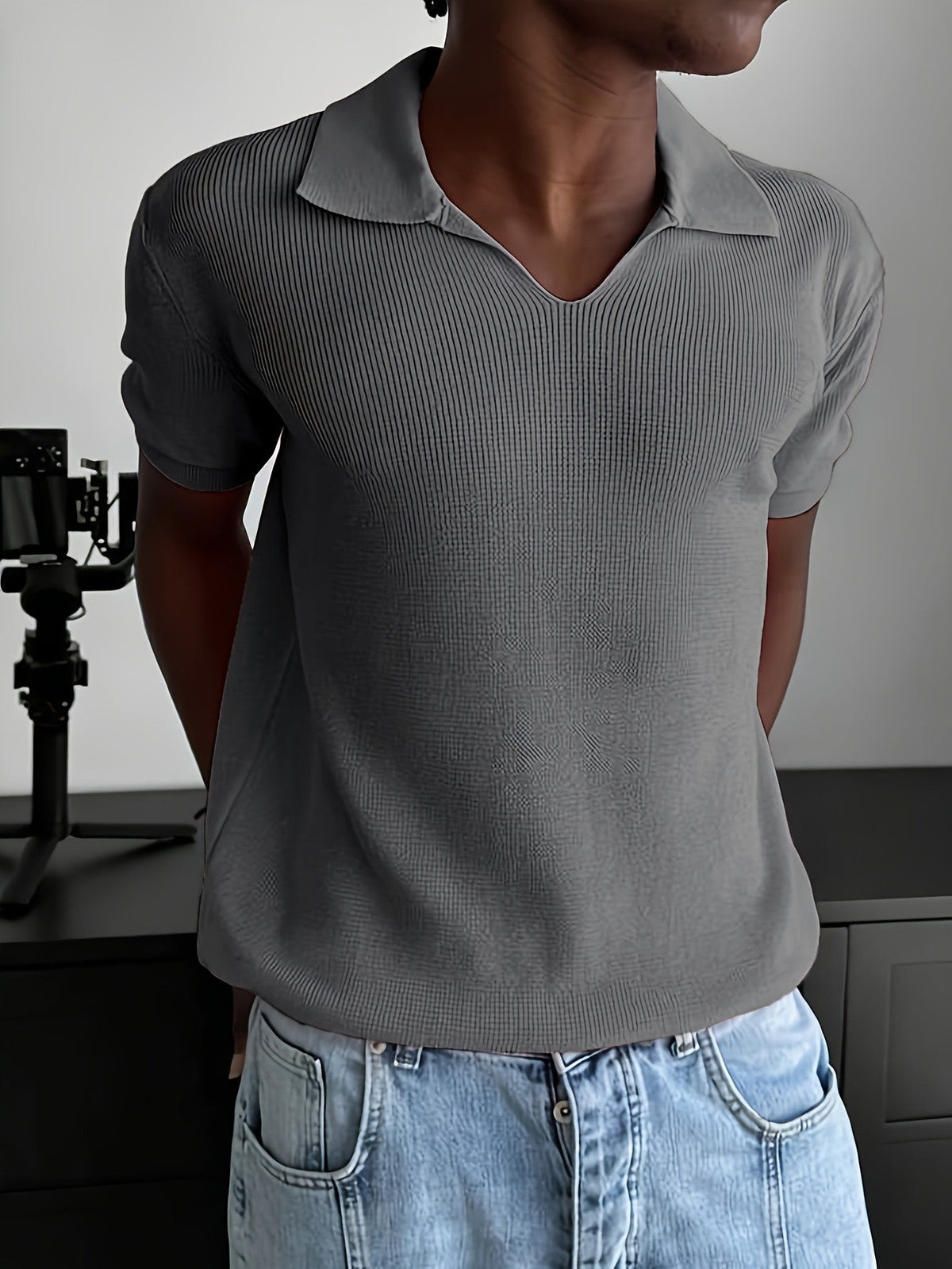 Seitliche Ansicht des Rippstrick-Poloshirts mit V-Ausschnitt