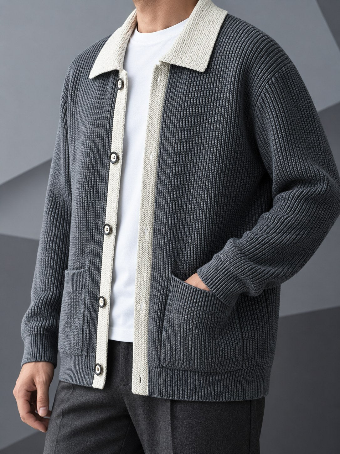Seitliche Ansicht der gerippten Strickjacke mit klassischer Passform