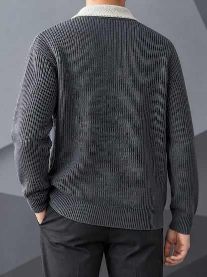 Rückansicht der gerippten Strickjacke mit gleichmässigem Strickmuster