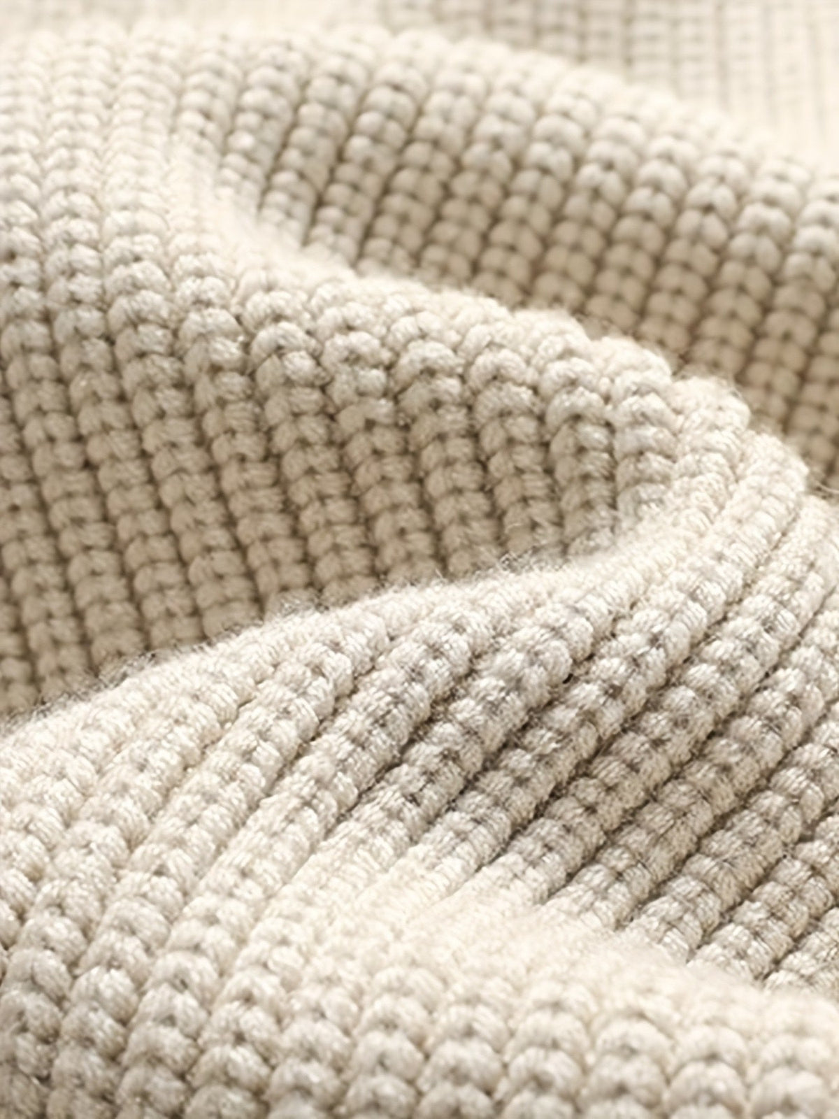 Ärmel und Bündchen der gerippten Strickjacke im Detail
