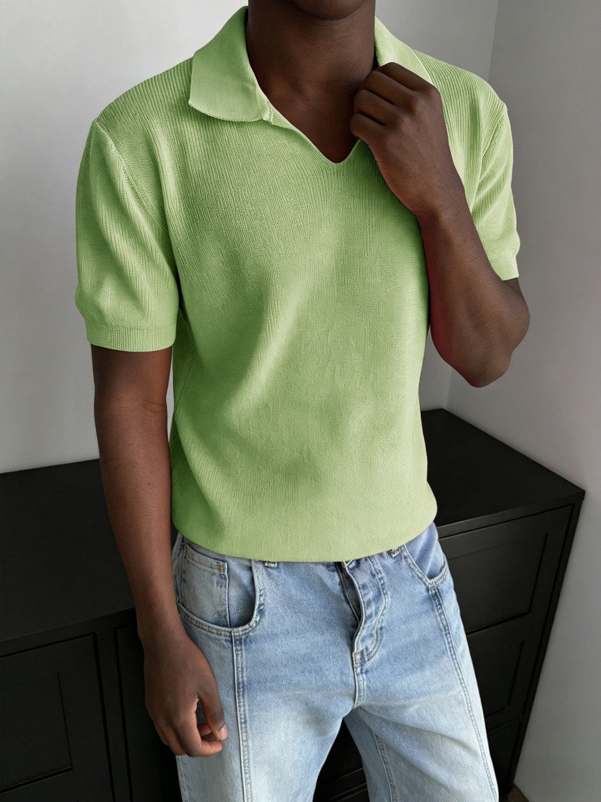 Poloshirt mit lässiger Passform und offenem Ausschnitt