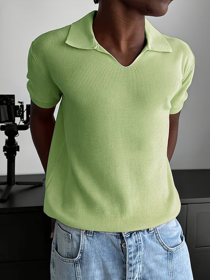 Strickdetail am Kragen des Rippstrick-Poloshirts