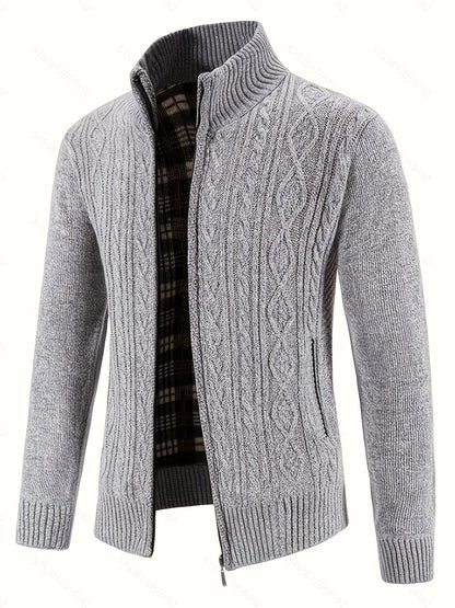 Nahaufnahme des Stehkragens an der Herren-Strickjacke
