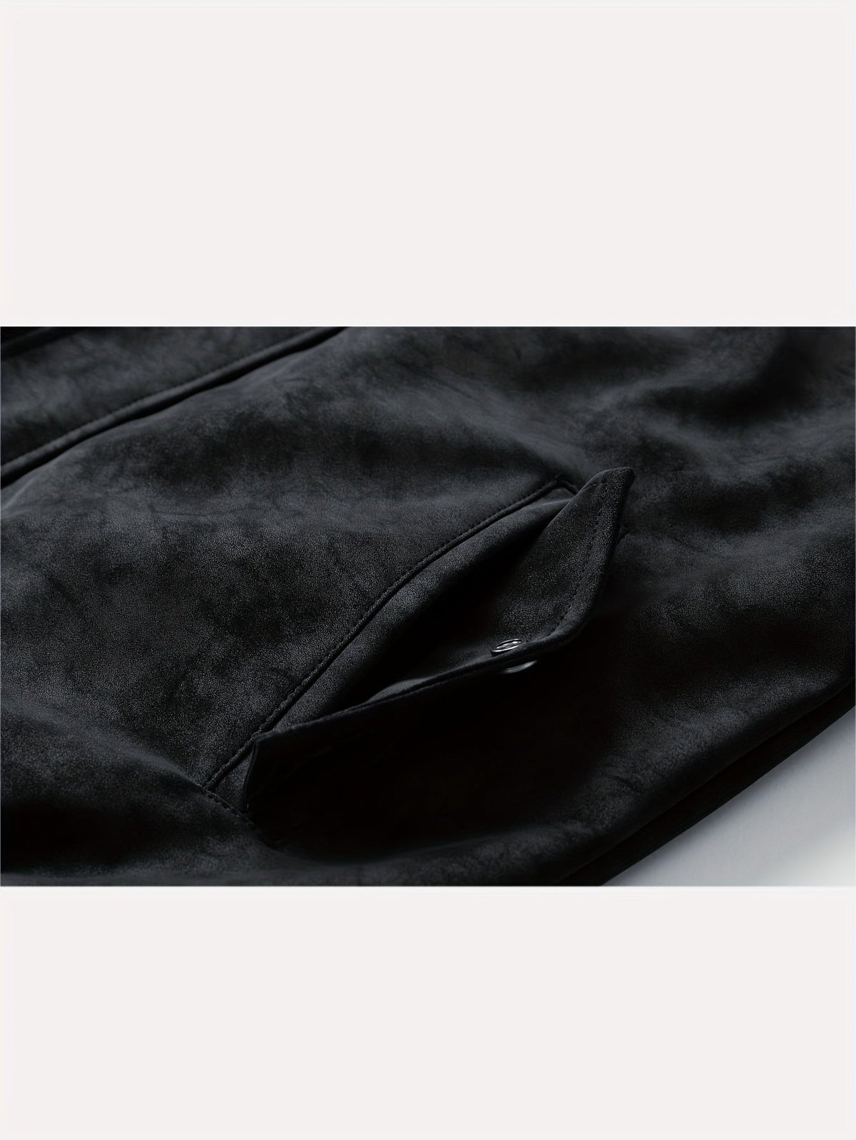 Reißverschluss und Kapuze der sportlichen Jacke im Detail