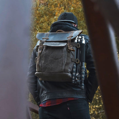 Tom Hollinger |  Canvas- und Leder-Rucksack im Vintage-Kamera-Stil