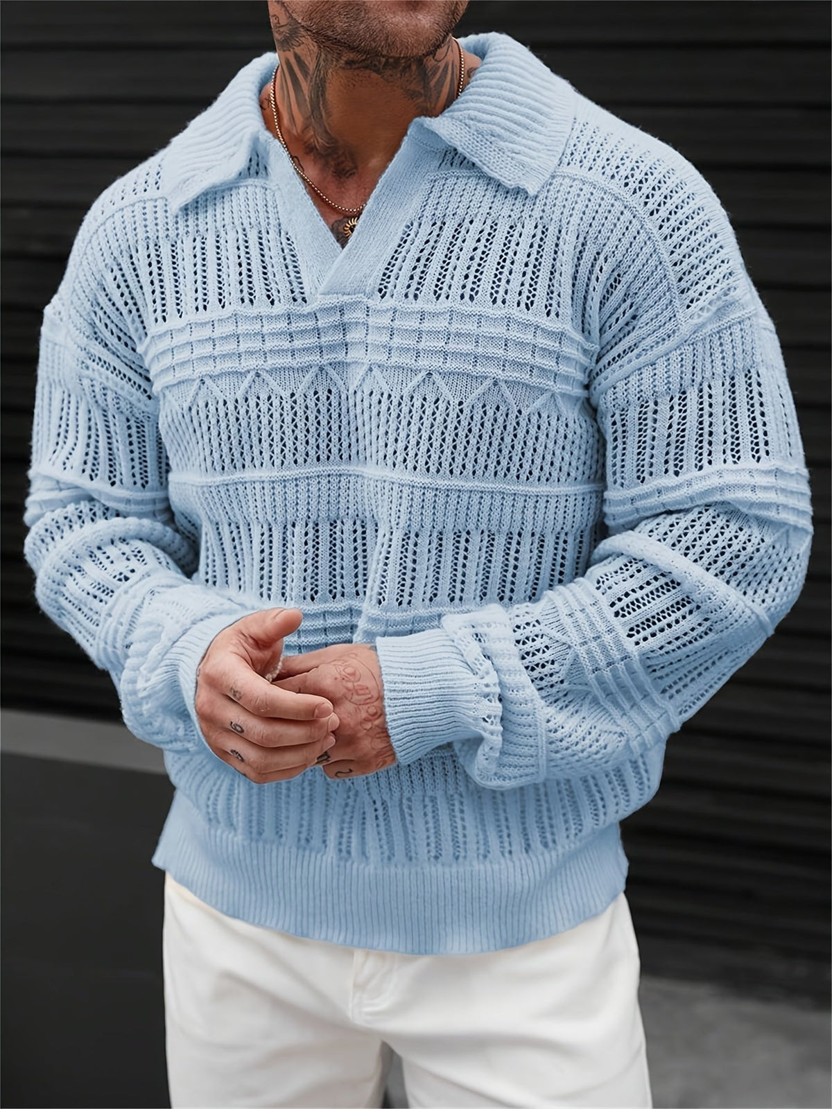 Seitliche Ansicht des Langarm-Polos mit Lochmuster