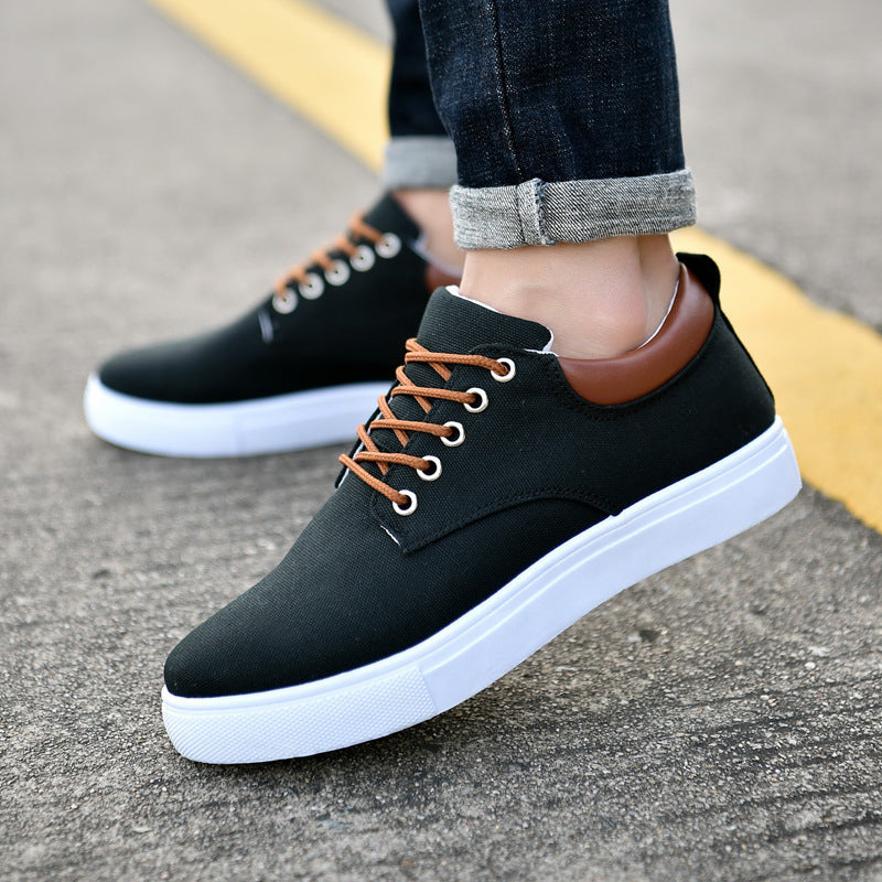 Herren-Canvas-Sneaker von oben mit klassischer Schnürung