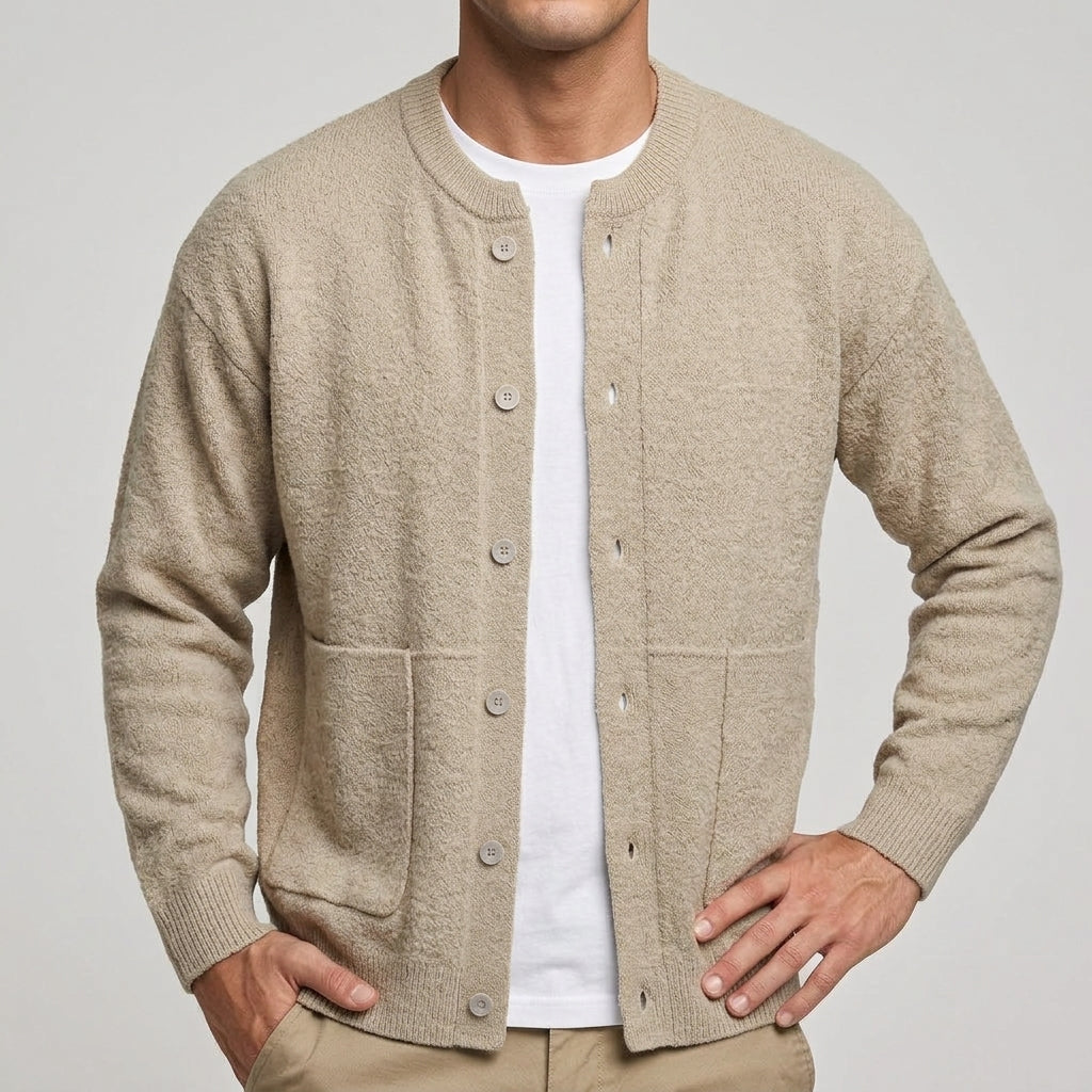 Detailansicht der feinen Strickstruktur der Strickjacke