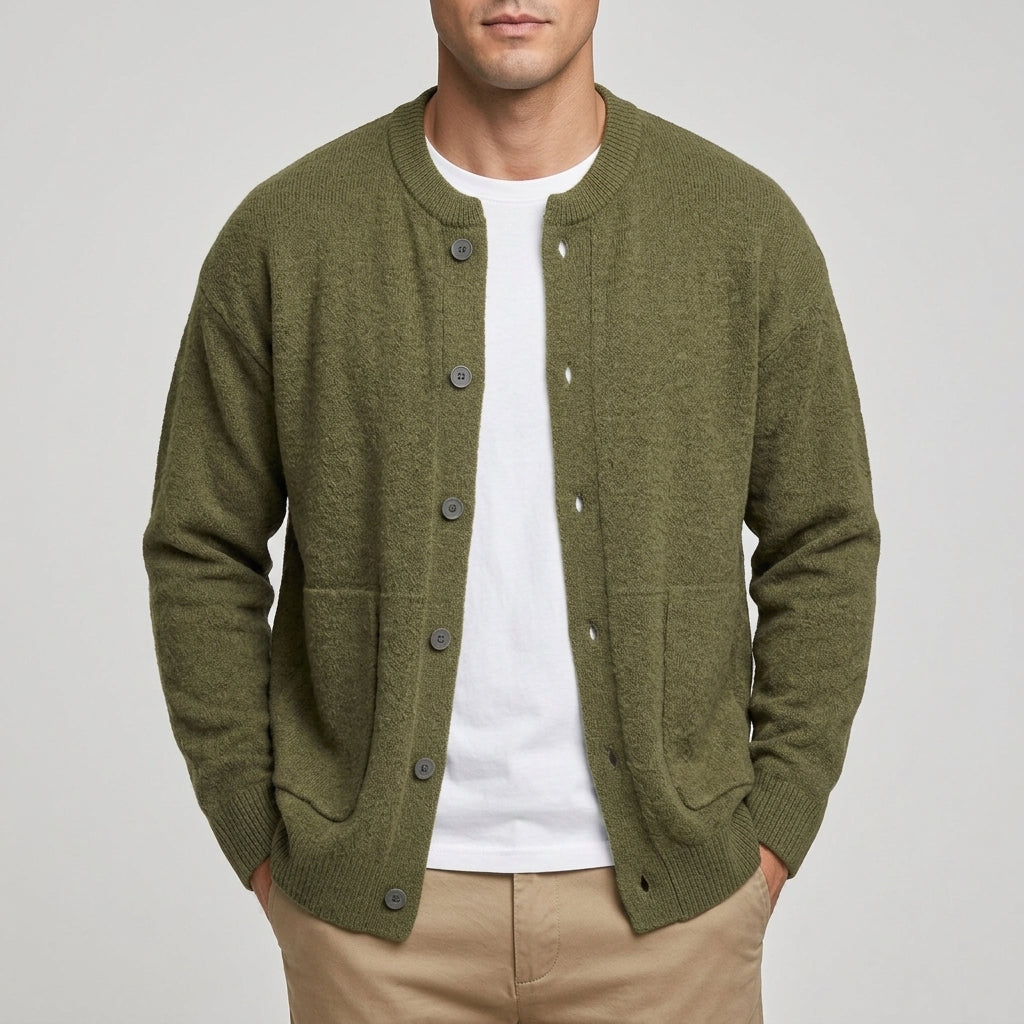 Nahaufnahme der Knopfleiste und des weichen Strickmaterials