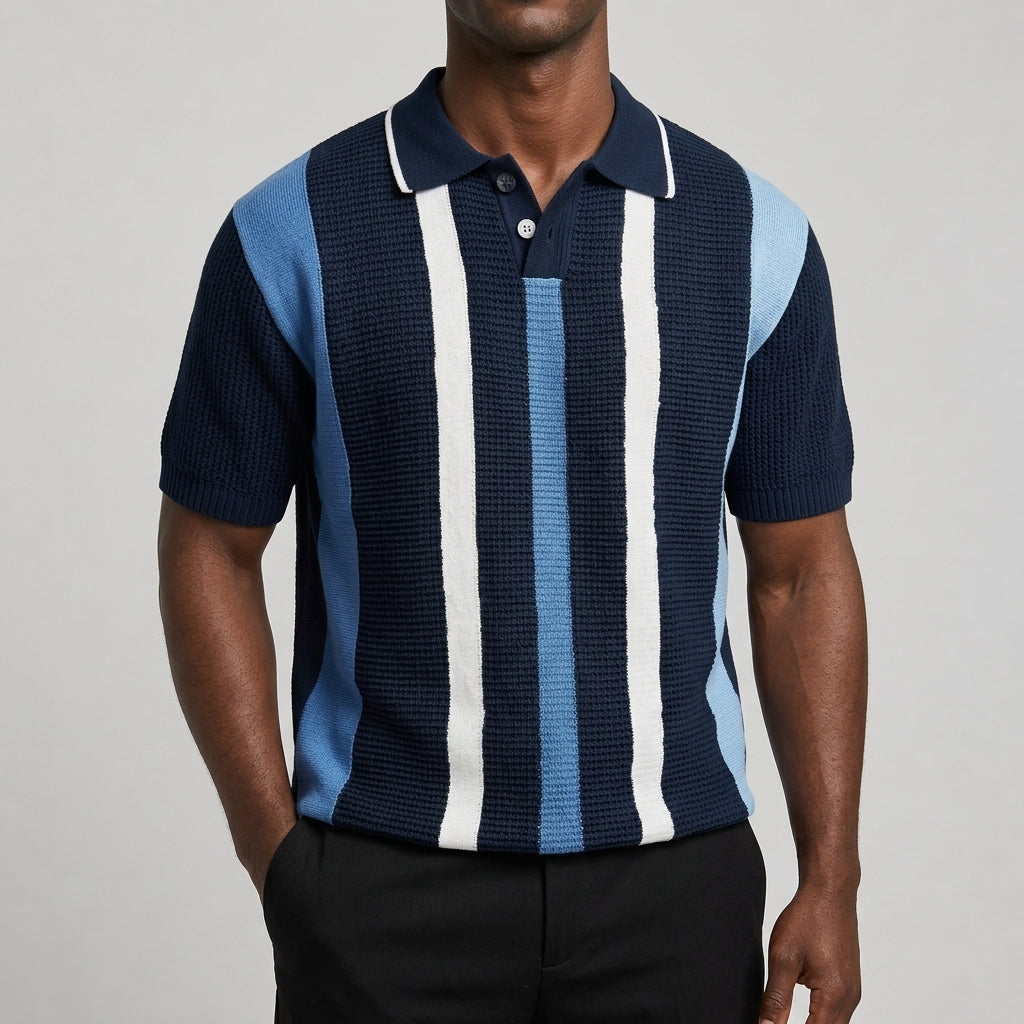 Gestreiftes Poloshirt mit V-Ausschnitt in klassischer Frontansicht