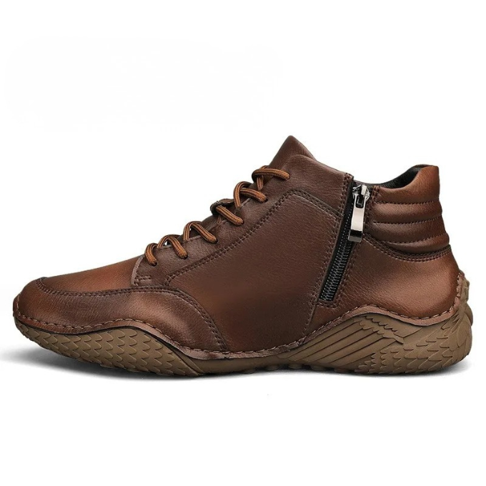 Robuste Lederstiefel für Herren von der Seite gezeigt