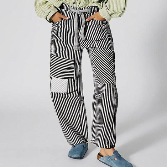Damen weite Jogginghose mit Streifen-Patchwork in Vorderansicht