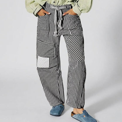 Seitenansicht der weiten Damen Jogginghose mit Patchwork-Design