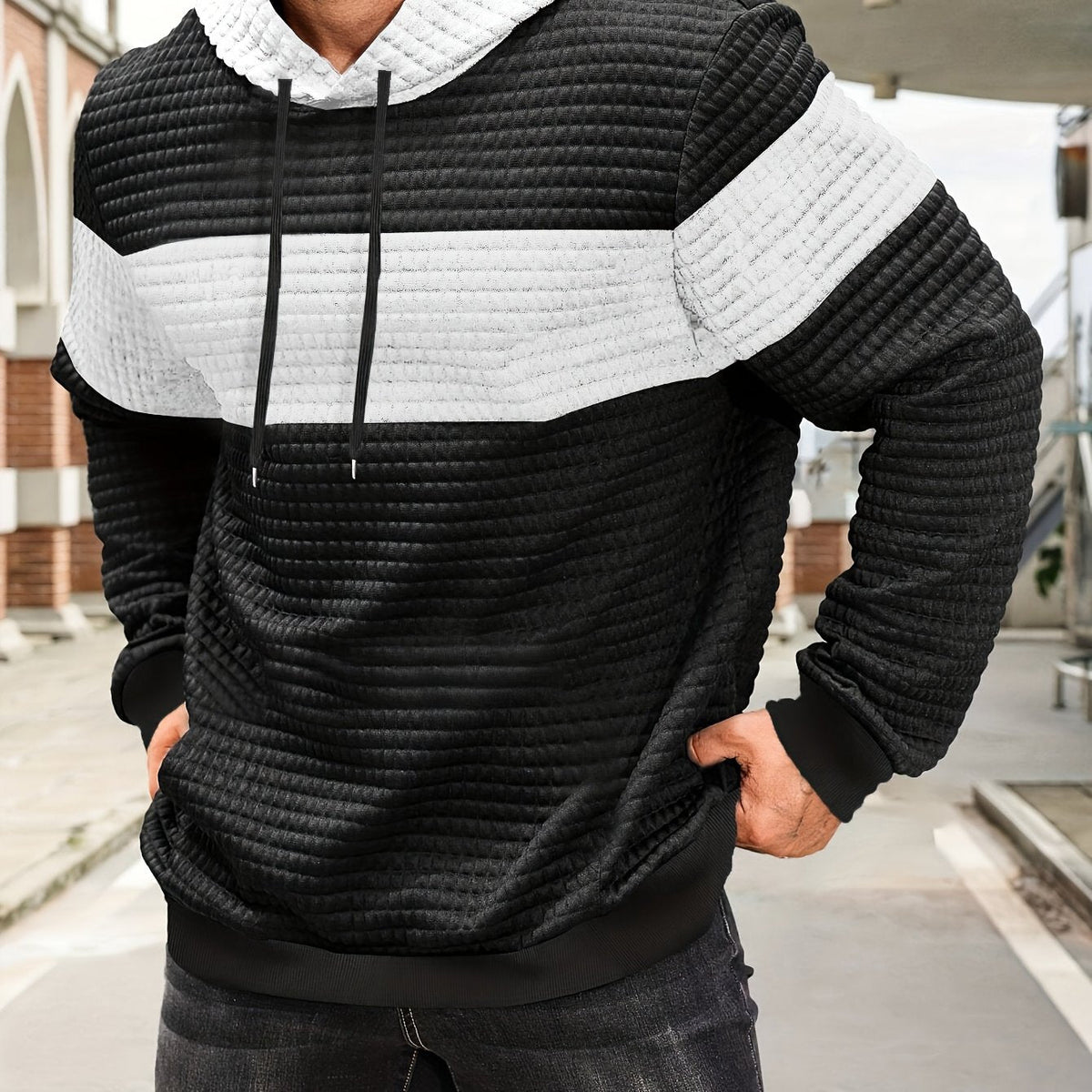Nahaufnahme des Farbverlaufs am Herren-Kapuzenpullover