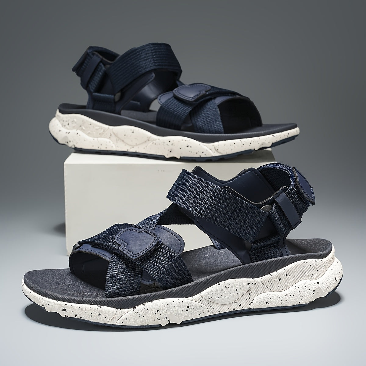 Detailaufnahme der verstellbaren Riemen an den Damen Sport Sandalen