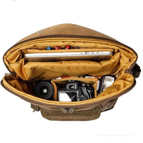 Tom Hollinger |  Canvas- und Leder-Rucksack im Vintage-Kamera-Stil