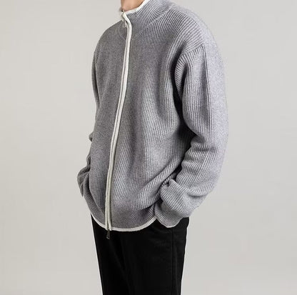 Detailansicht der offenen Vorderseite einer Herren-Strickjacke.