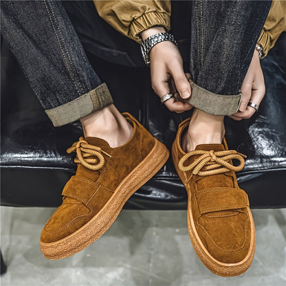 Herren Wildleder Sneaker mit Plateausohle aus schräger Perspektive