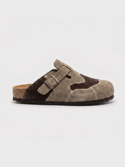 Unisex Clogs aus beigem Veloursleder im Patchwork-Design, Seitenansicht als Paar