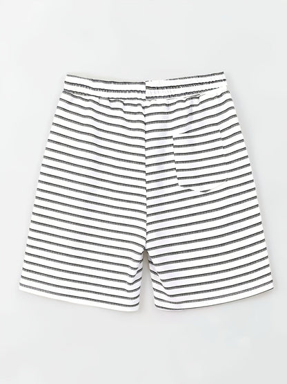 Herren Shorts mit Streifenmuster in entspannter Passform am Model