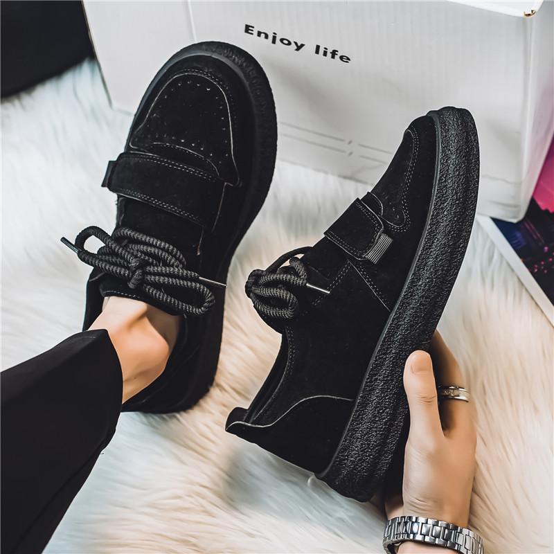 Unterseite der Herren Wildleder Sneaker mit Sohlenprofil