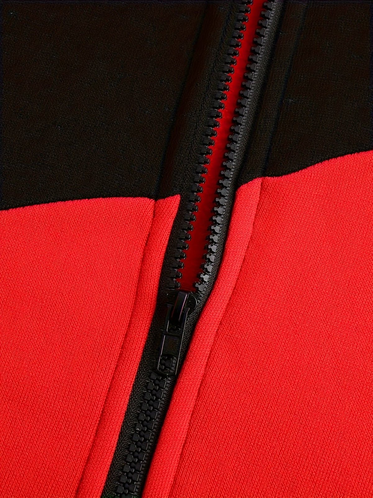 Detailansicht der Kapuze an der sportlichen Jacke