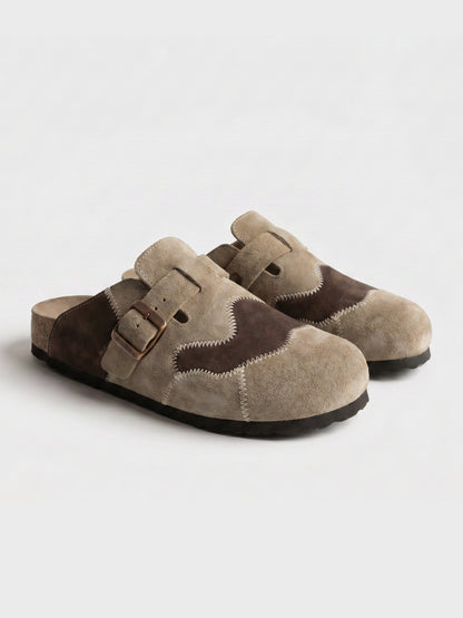 Beige Veloursleder-Clogs als Paar, Frontalansicht mit geschlossener Zehenpartie