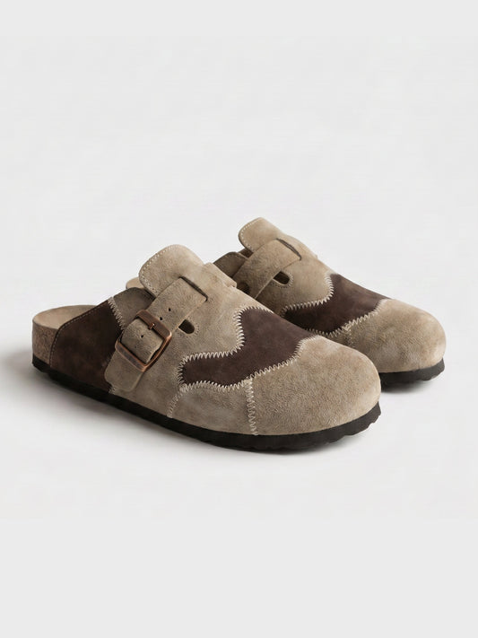 Beige Veloursleder-Clogs als Paar, Frontalansicht mit geschlossener Zehenpartie