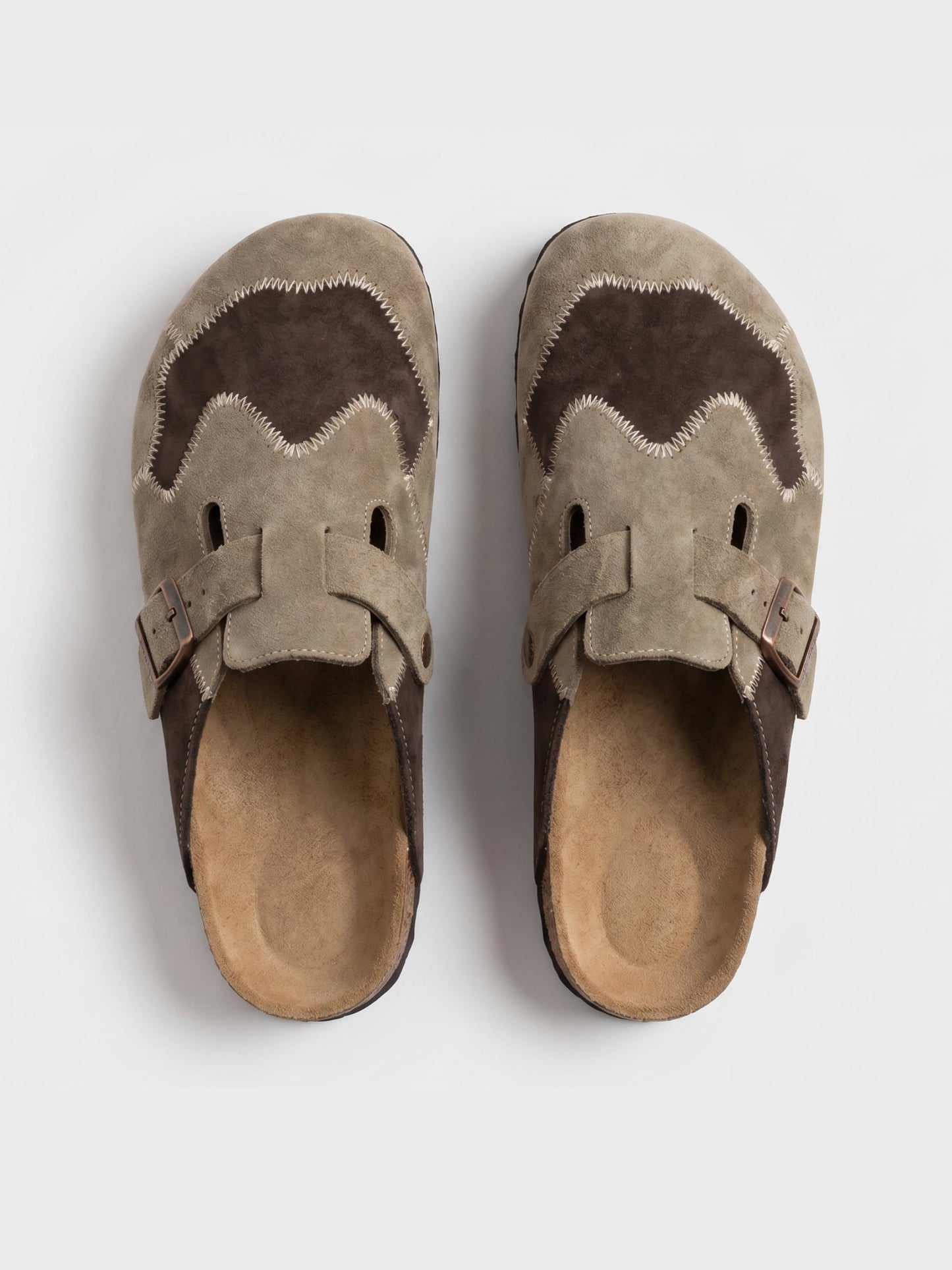 Detail des beigen Veloursleder-Patchworks an den Unisex Clogs