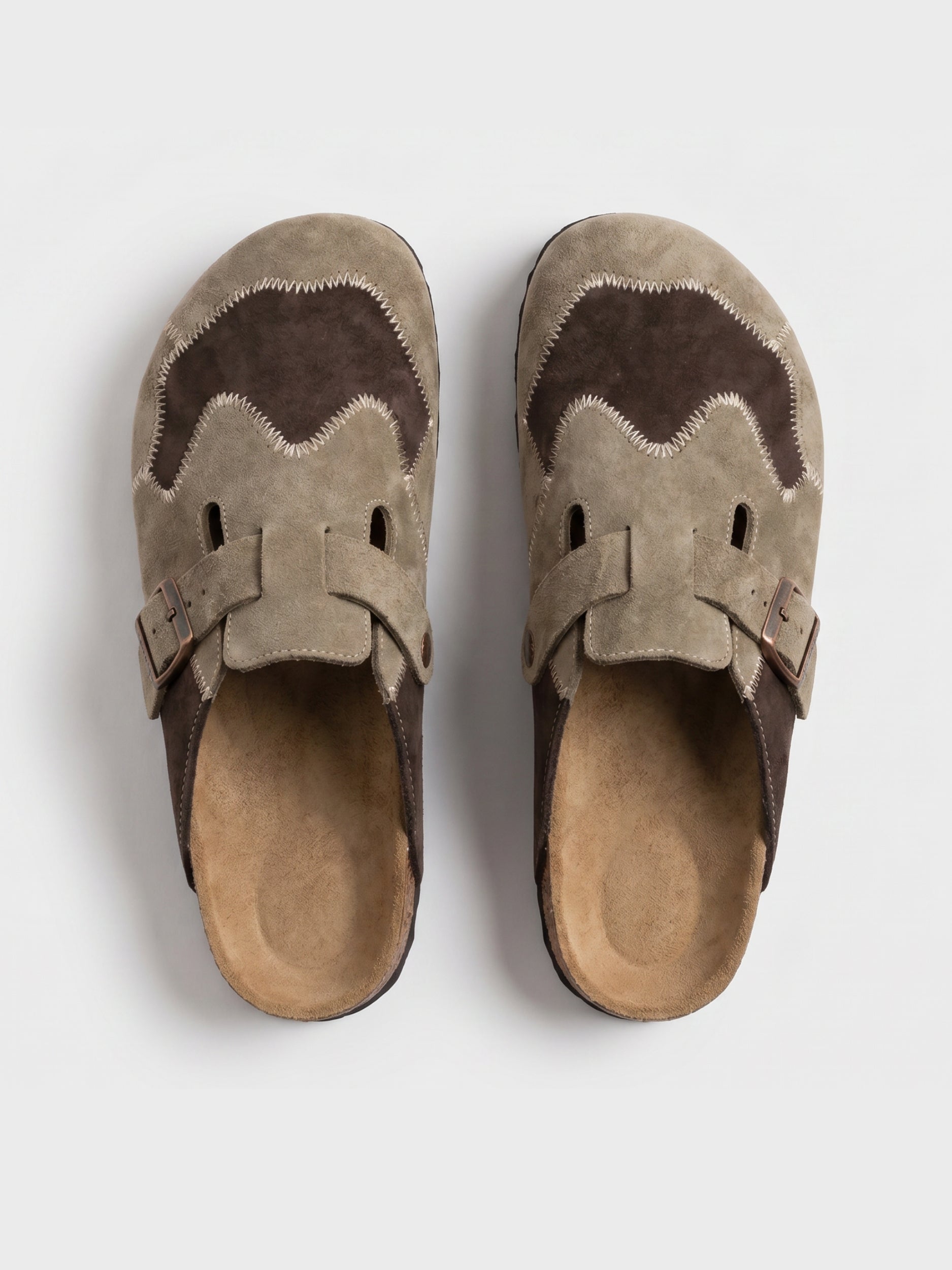 Detail des beigen Veloursleder-Patchworks an den Unisex Clogs