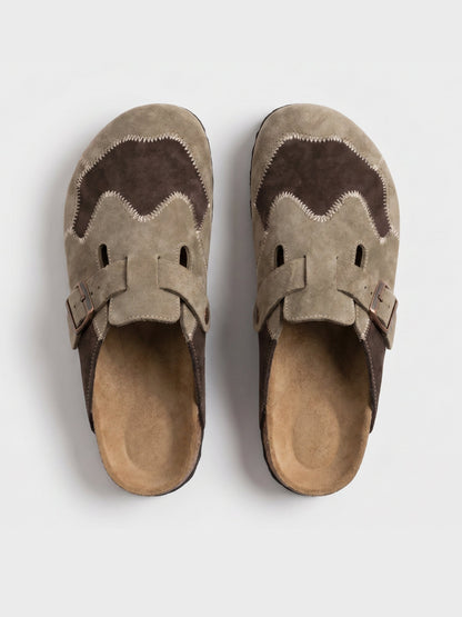 Detail des beigen Veloursleder-Patchworks an den Unisex Clogs