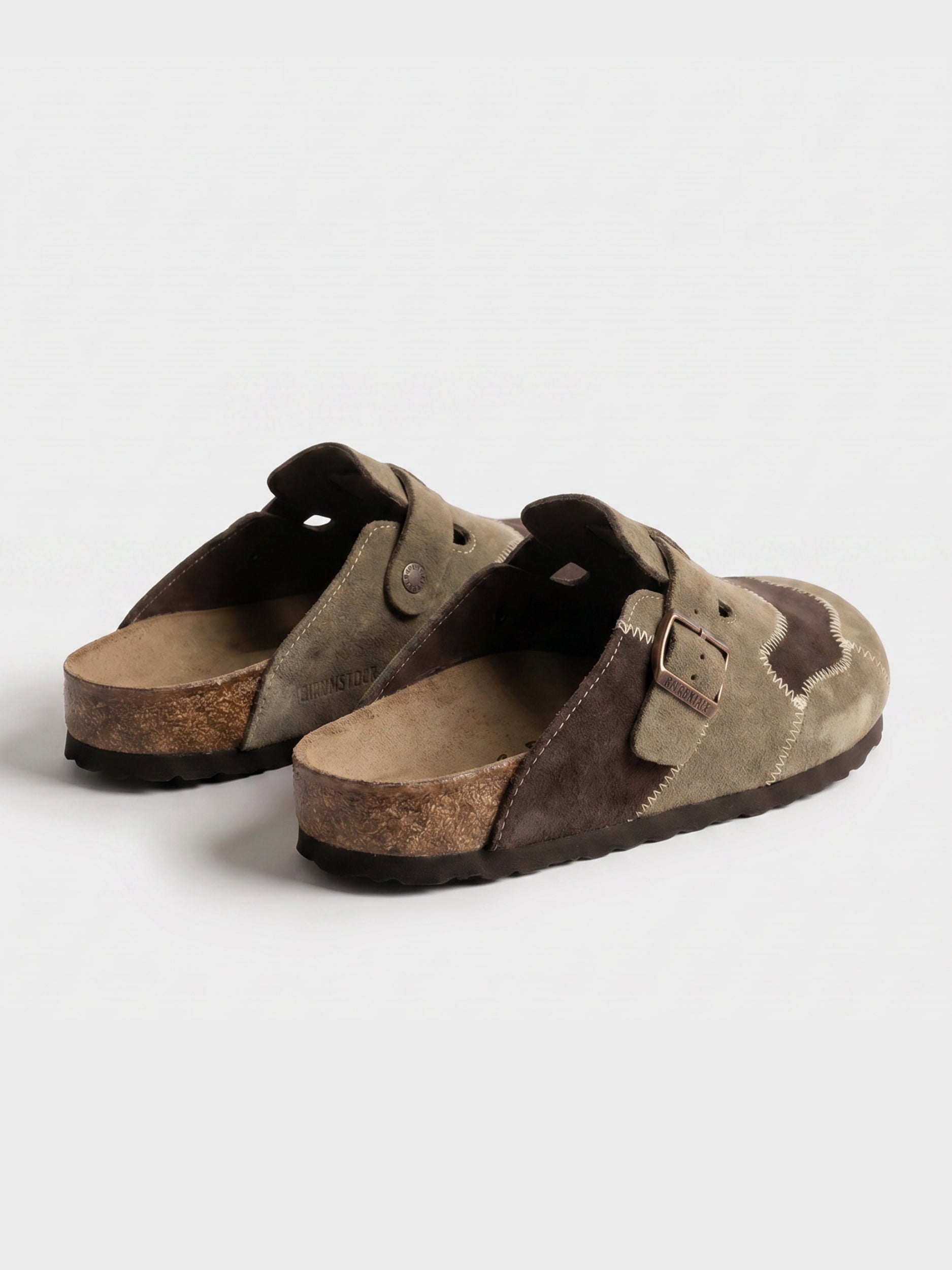 Beige Patchwork-Clogs aus Veloursleder, Draufsicht auf Form und Verarbeitung
